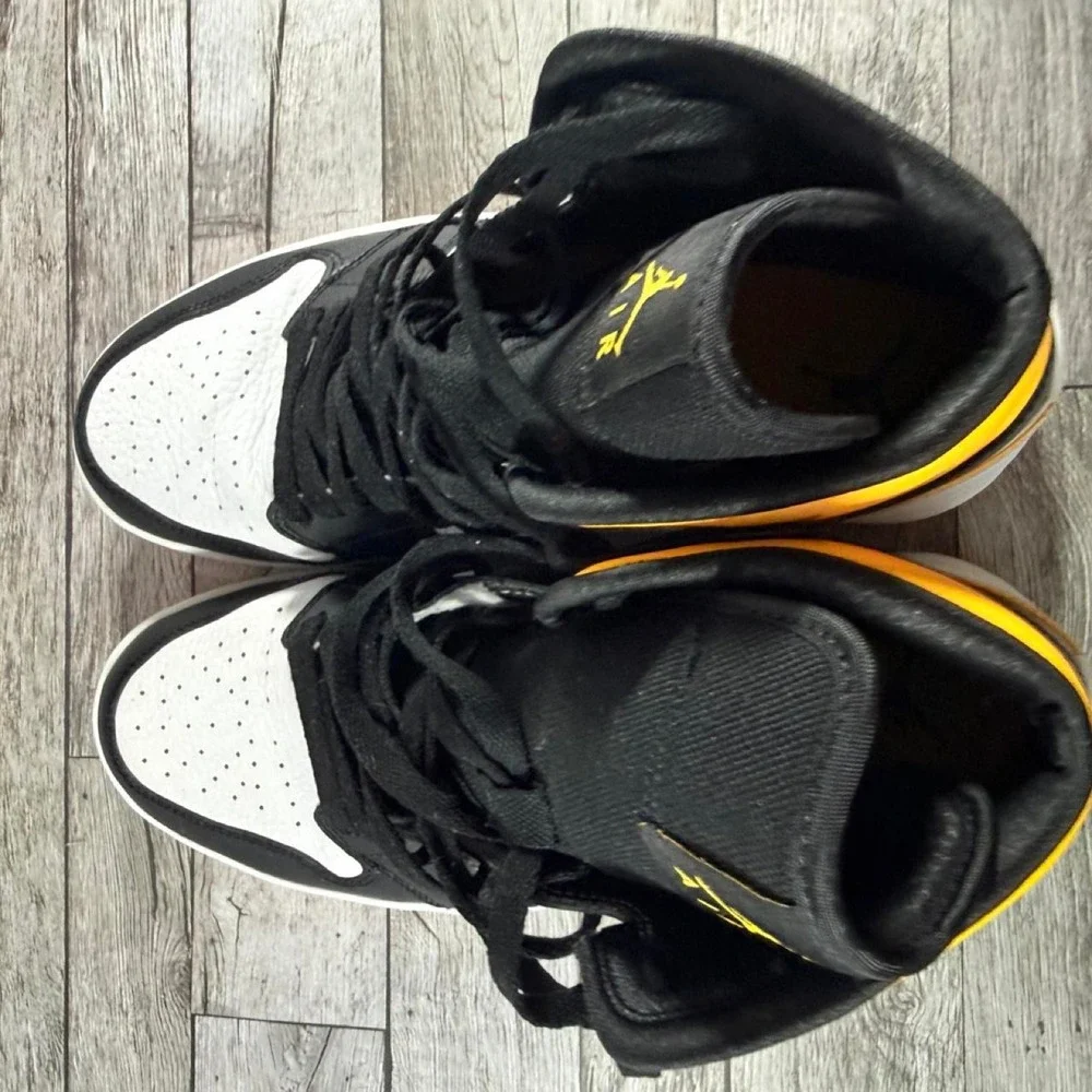 2020 Wmns Air Jordan 1 Mid SE Black, white, and yellow